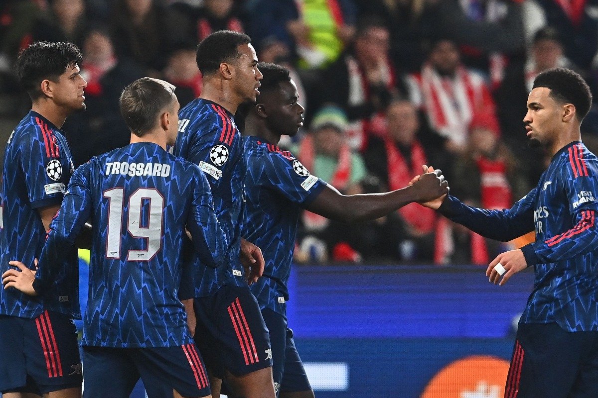 Jogadores do Arsenal comemoram gol em partida da Champions League (foto: MICHAL CIZEK/AFP)