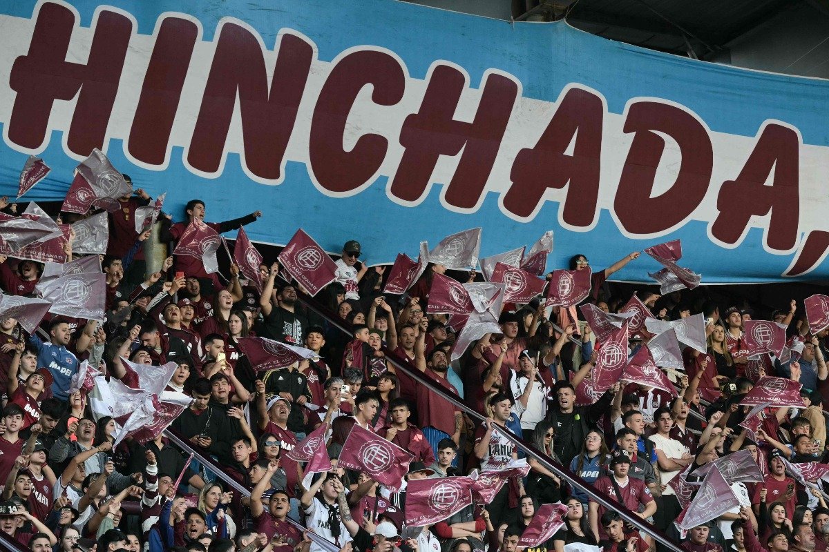 Torcedores do Lanús em partida da Sul-Americana (foto: JUAN MABROMATA/AFP)