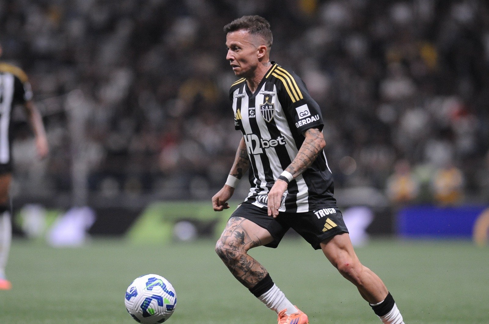 Bernard, meia-atacante do Atlético, em ação contra o Bahia na Arena MRV (foto: Alexandre Guzanshe/EM/D.A. Press)