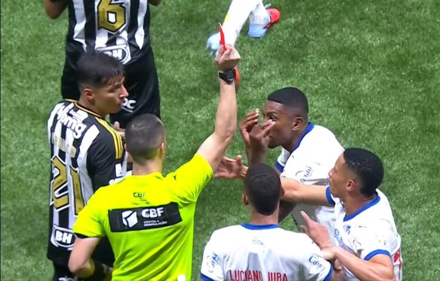 Árbitro Davi de Oliveira Lacerda aplica cartão vermelho para Kanu, zagueiro do Bahia, durante confronto contra o Atlético na Arena MRV - (foto: Reprodução/Premiere)