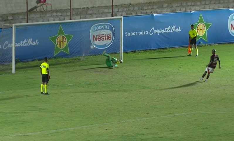 Pedro Cobra brilhou pelo Atlético em disputa de pênaltis contra o Flamengo pela Copa do Brasil Sub-20 (foto: Reprodução/SporTV)