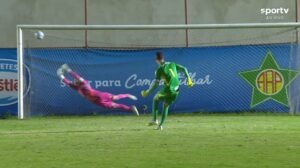 A batida de pênalti de Pedro Cobra em Flamengo x Atlético - Crédito: 