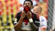 Gonzalo Plata cobre parte do rosto com a camisa do Flamengo em jogo do Mundial de Clubes (foto: CHANDAN KHANNA/AFP - 29/6/2025)