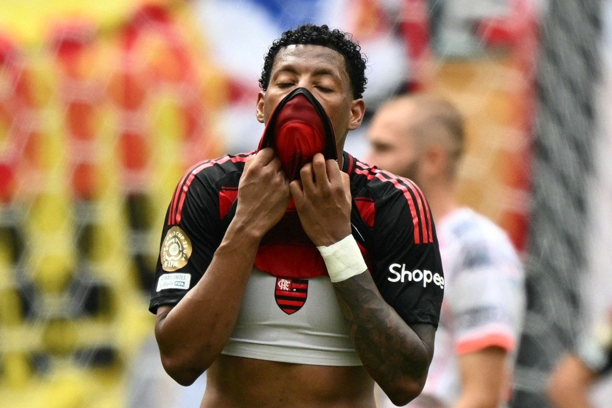 Gonzalo Plata cobre parte do rosto com a camisa do Flamengo em jogo do Mundial de Clubes (foto: CHANDAN KHANNA/AFP - 29/6/2025)