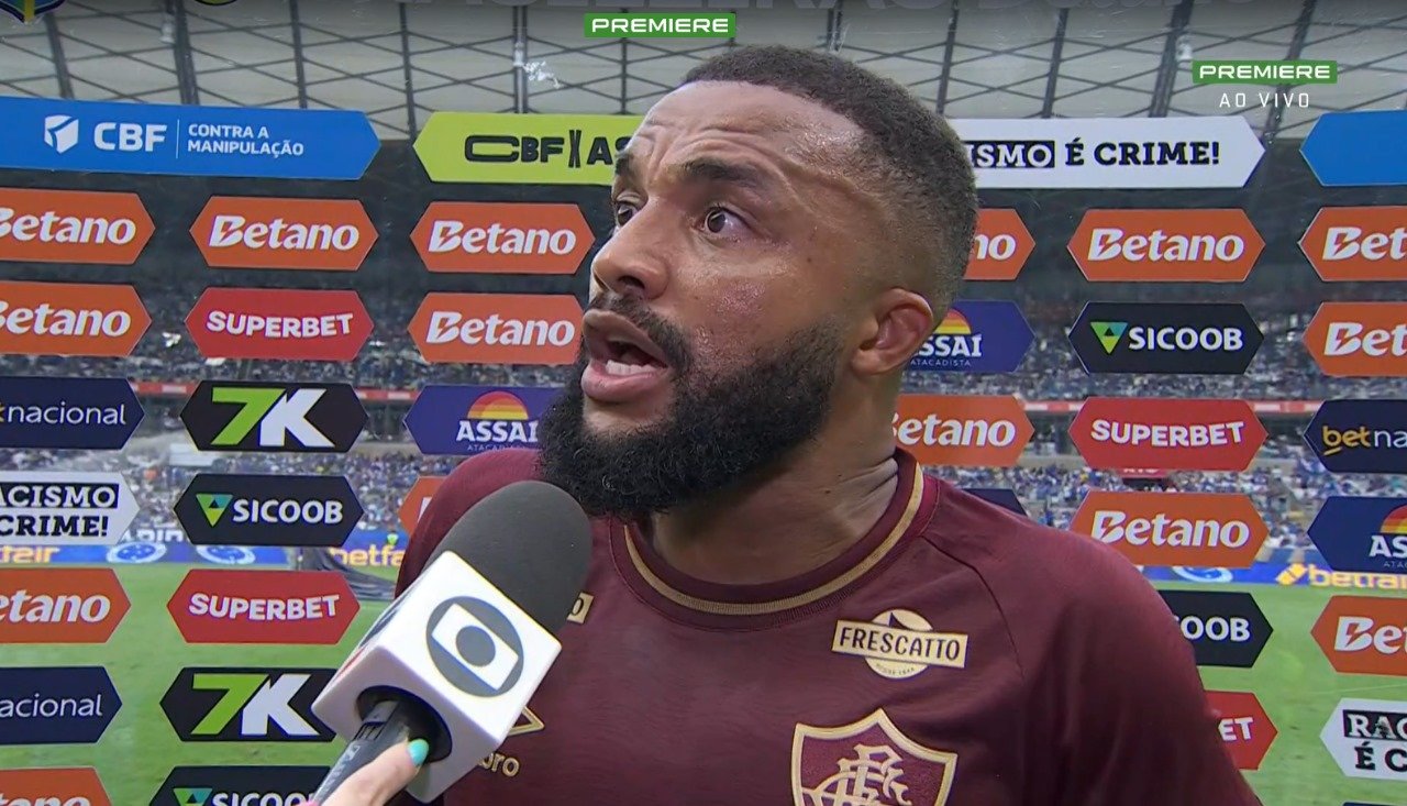 Samuel Xavier, lateral-direito do Fluminense, revoltado durante entrevista no Mineirão (foto: Reprodução/Premiere)