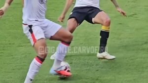Frame da caneta de Robert Santos, jogador do Atlético, durante partida pelo Atlético-GO - Crédito: 