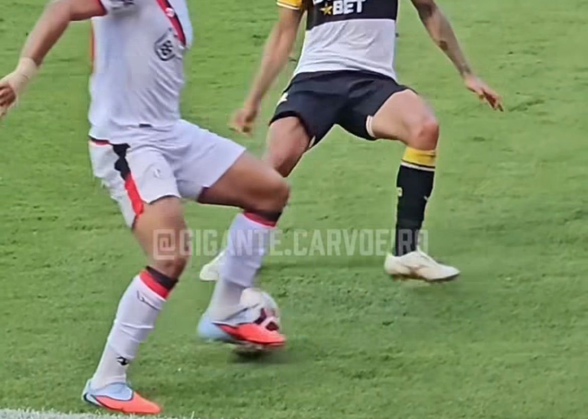 Frame da caneta de Robert Santos, jogador do Atlético, durante partida pelo Atlético-GO (foto: Reprodução/Instagram/gigante.carvoeiro)