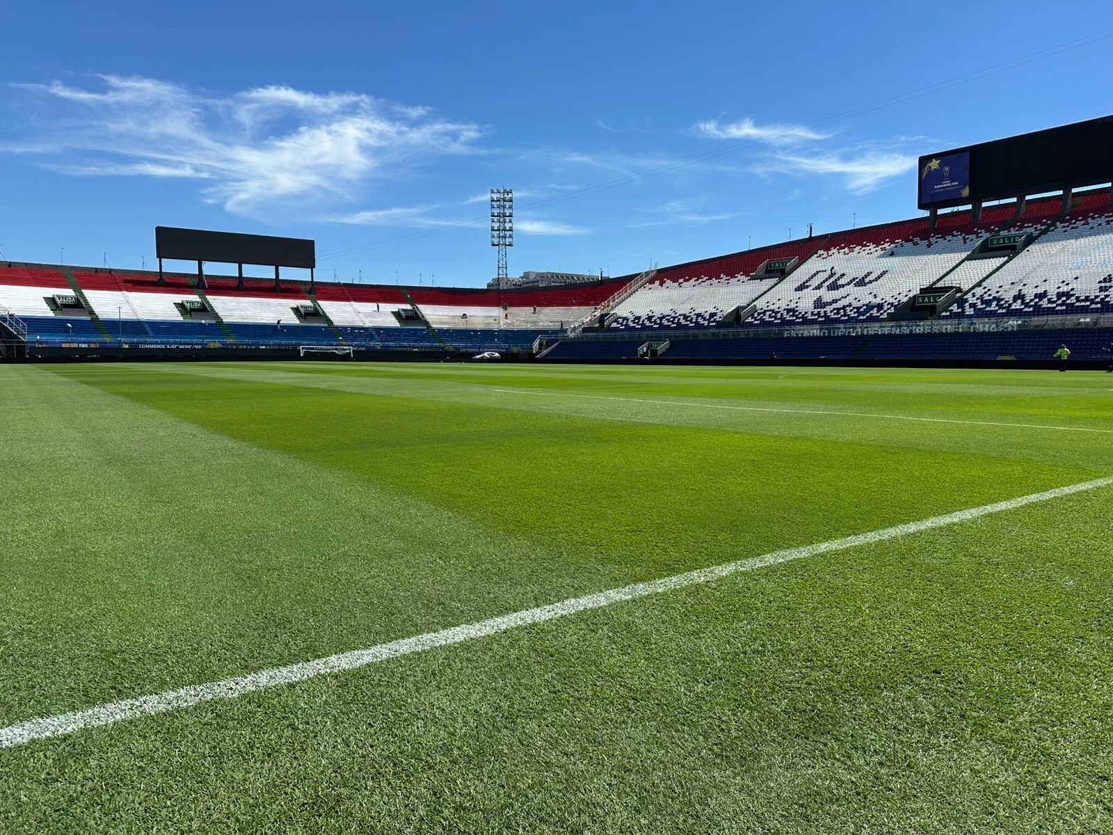 O gramado do Estádio Defensores del Chaco antes da final da Sul-Americana