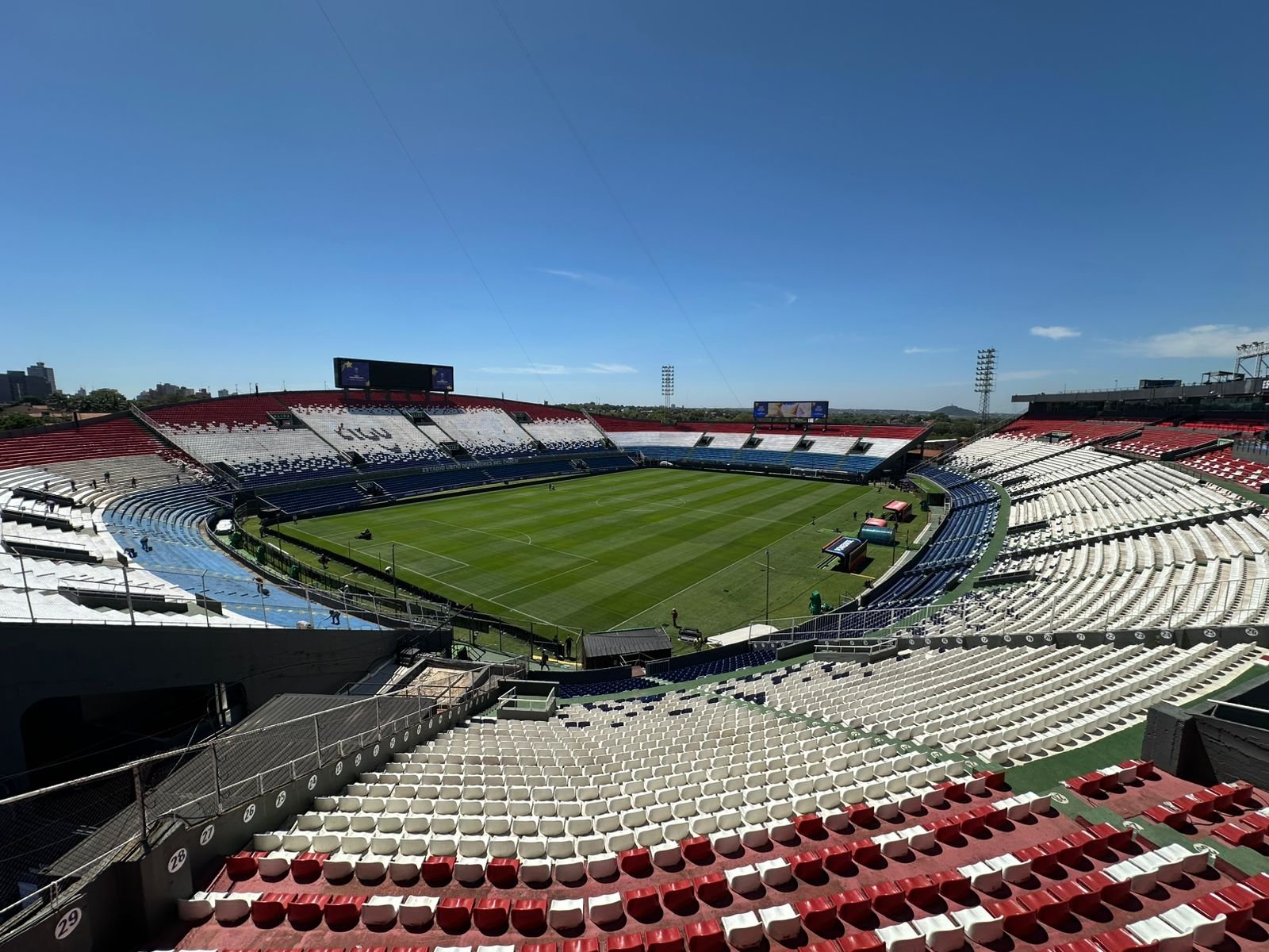 O gramado do Estádio Defensores del Chaco antes da final da Sul-Americana