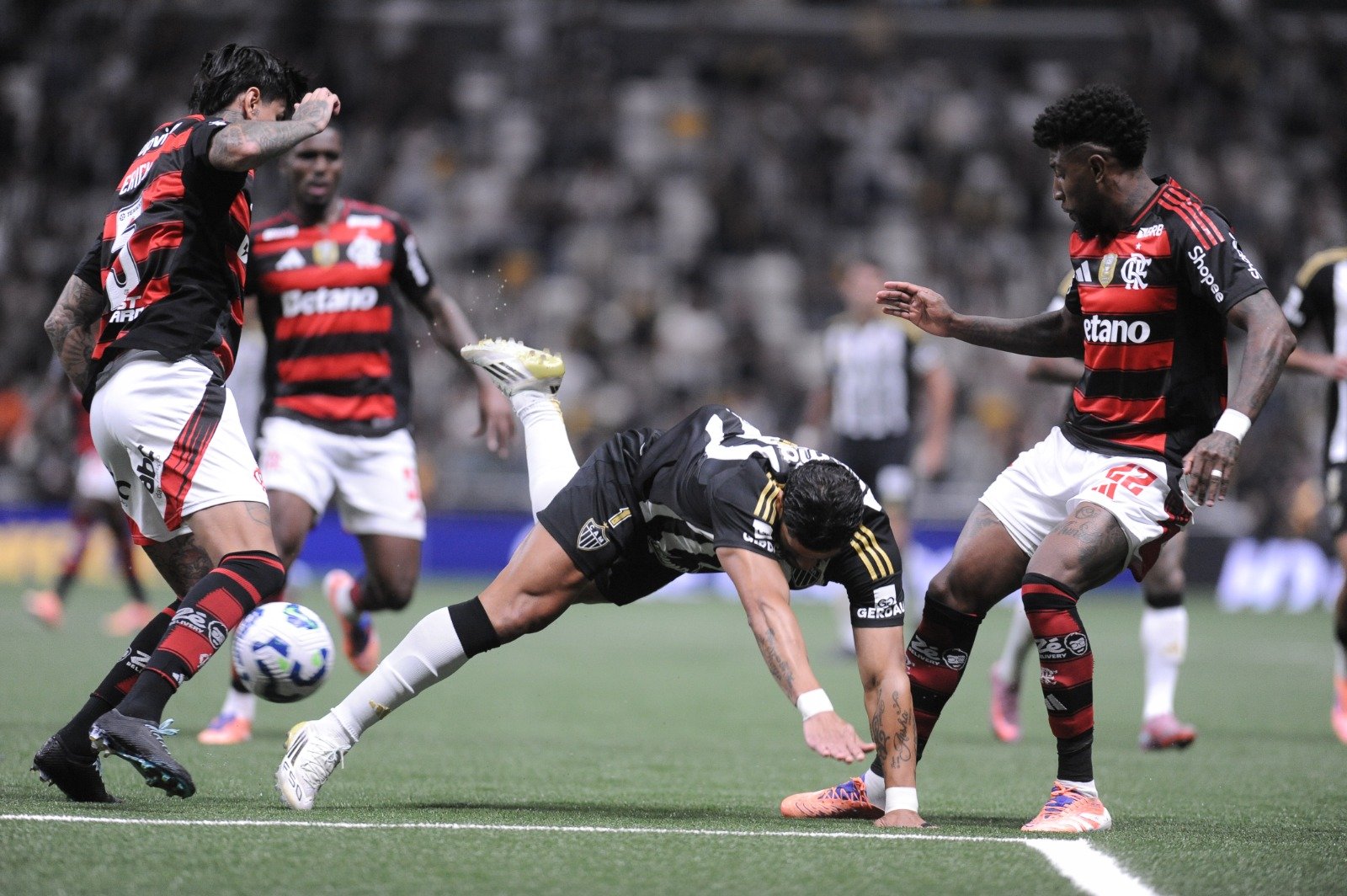 Atlético aumenta drama, leva gol no fim, e Flamengo fica perto do título do Brasileiro