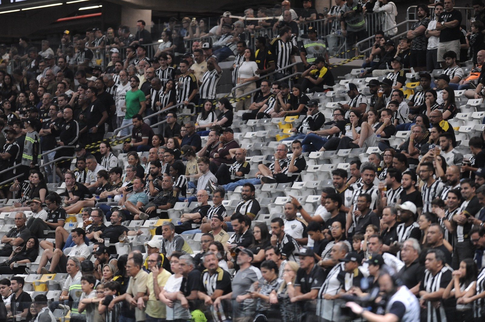 Torcedores do Atlético na Arena MRV durante duelo contra o Flamengo (foto: Alexandre Guzanshe/EM/D.A. Press)