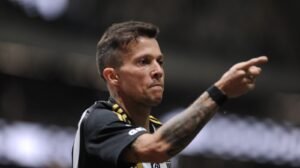 Bernard comemora gol pelo Atlético diante do Flamengo - Crédito: 