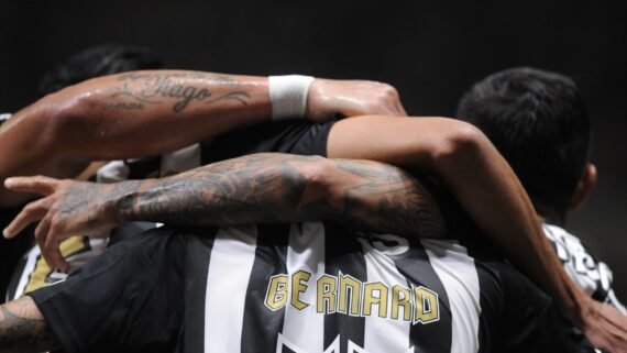 Jogadores do Atlético comemoram gol sobre o Flamengo (foto: Alexandre Guzanshe/EM/D.A. Press)