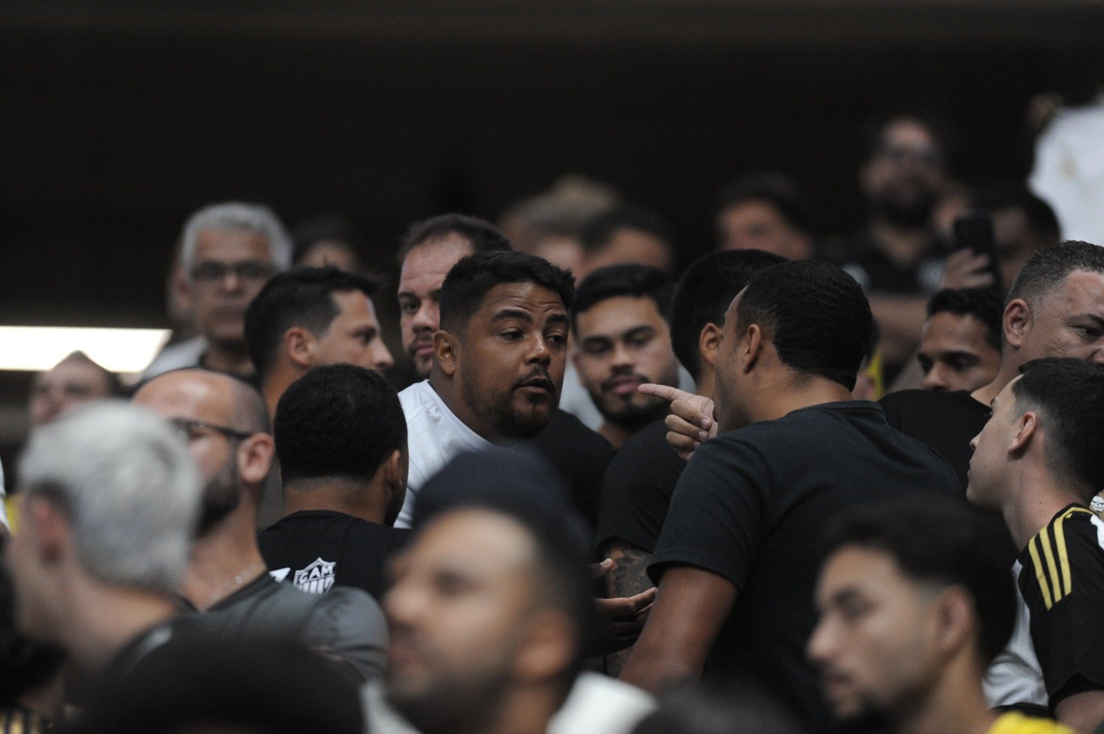 Torcedores do Atlético discutem com 