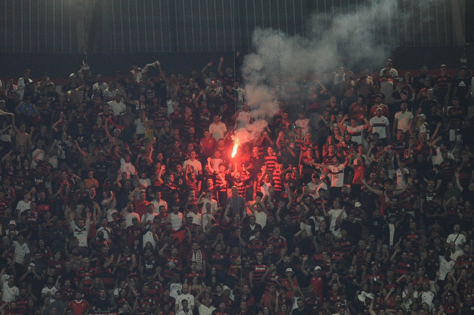 Torcedores do Flamengo fazem festa após empate com o Atlético na Arena MRV (foto: Alexandre Guzanshe/EM/D.A. Press)