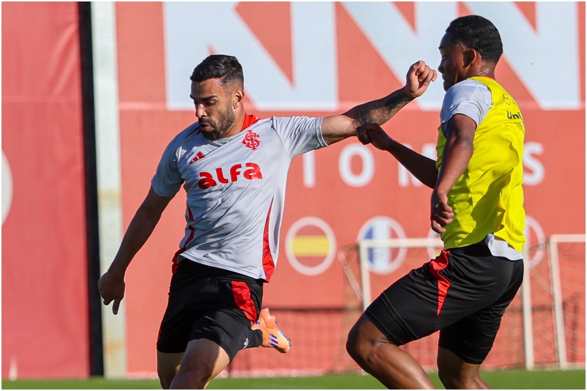 Dois atletas do Internacional treiando. Um deles atacando e o outro defendendo. (foto: Divulgação/Internacional)