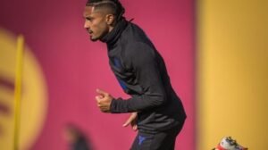 Raphinha durante treinamento no Barcelona - Crédito: 