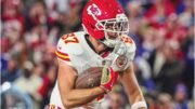 Atleta de futebol americano do time de Kansas City Chiefs correndo com a bola na mão (foto: Divulgação/Kansas City Chiefs)