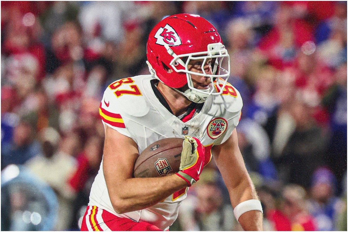 Atleta de futebol americano do time de Kansas City Chiefs correndo com a bola na mão (foto: Divulgação/Kansas City Chiefs)