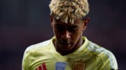 Lamine Yamal olhando para baixo (foto: Divulgação/Seleção Espanhola)