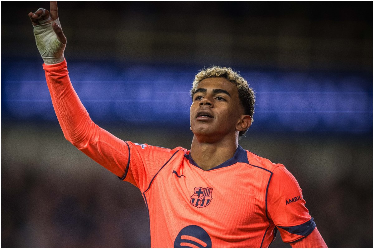 Atacante do Barcelona Lamine Yamal com um braço levantado durante jogo da equipe (foto: Divulgação/Barcelona)
