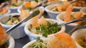 Leite de tigre é um caldo forte e ácido, típico da culinária peruana, que funciona como a marinada para o ceviche - Crédito: 