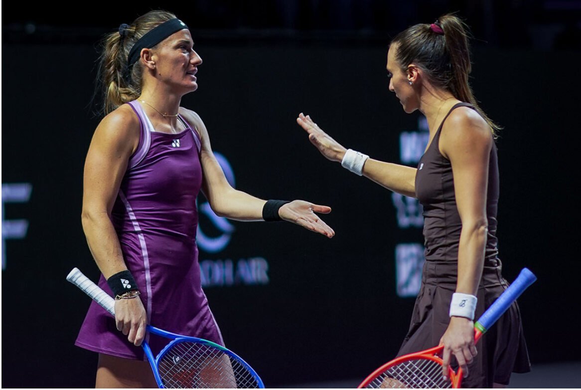 Luisa stefani e Timea Babos batendo as mãos em jogo (foto: Divulgação/WTA fInals)