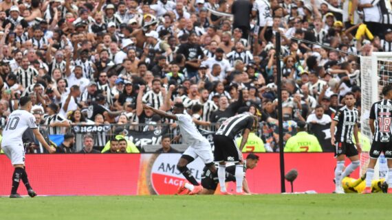 Luiz Henrique, do Botafogo, comemora com os braços abertos gol sobre o Atlético (foto: Alexandre Guzanshe/EM/D.A Press)