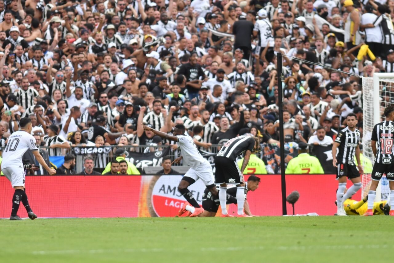 Luiz Henrique, do Botafogo, comemora com os braços abertos gol sobre o Atlético (foto: Alexandre Guzanshe/EM/D.A Press)