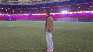 Lionel Messi visita o estádio Camp Nou, do Barcelona - Crédito: 