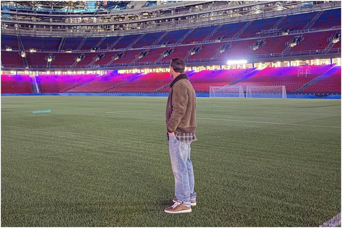 Jogador Lionel Messi posando de costas para foto no estádio Camp Nou (foto: Divulgação/Lionel Messi)