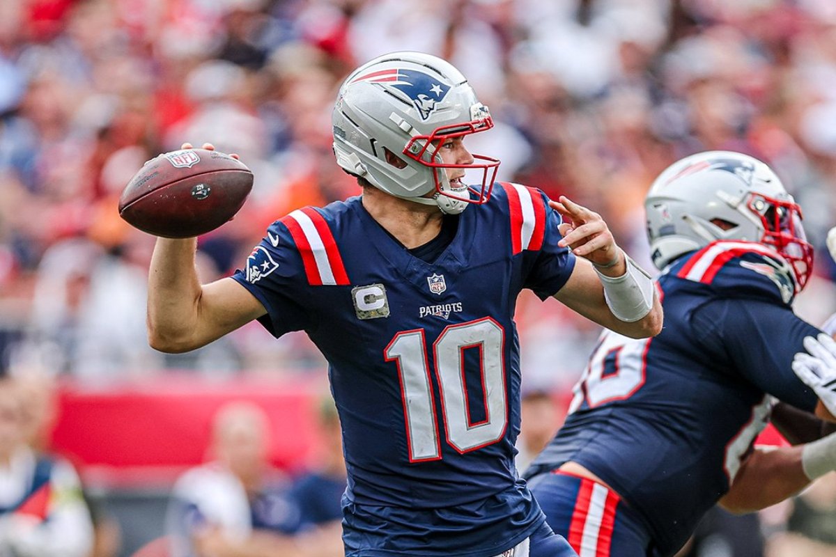 Jogador do Patriots indo lançar uma bola de futebol americano (foto: Divulgação/New England Patriots)