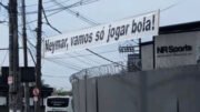 Faixa estendida no alto do CT do Santos escrito: Neymar, vamos só jogar bola (foto: Reprodução/Redes Sociais)
