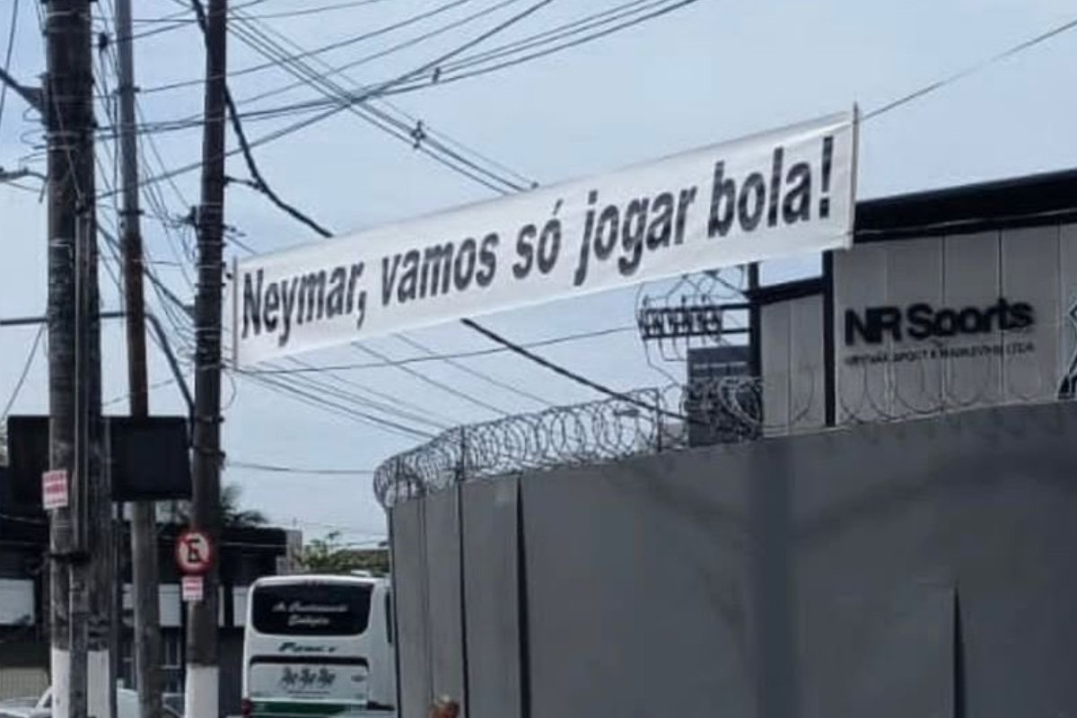 Faixa estendida no alto do CT do Santos escrito: Neymar, vamos só jogar bola (foto: Reprodução/Redes Sociais)