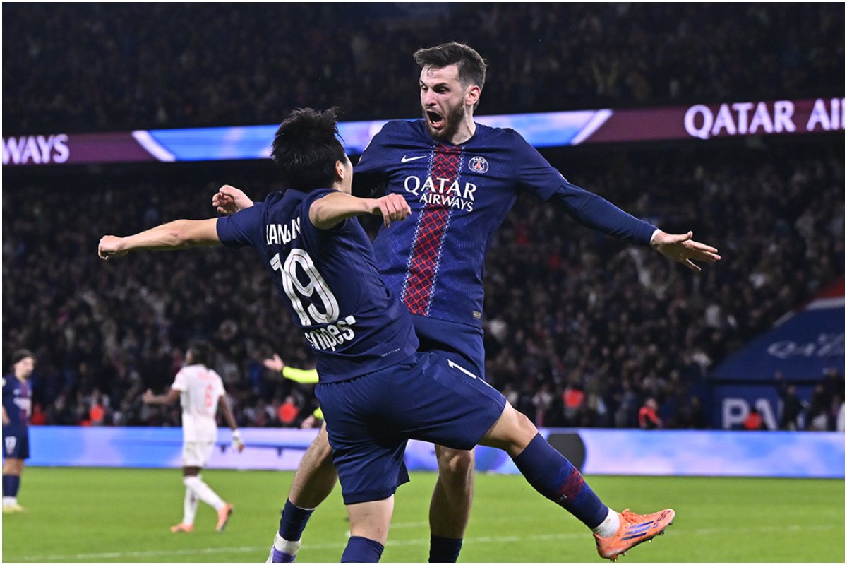 Atletas do PSG pulando em campo para comemorar um gol (foto: Divulgação/PSG)