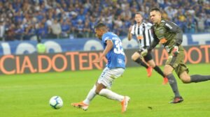 Pedro Rocha, com a camisa do Cruzeiro, em julho de 2019, no clássico contra o Atlético, no Mineirão - Crédito: 