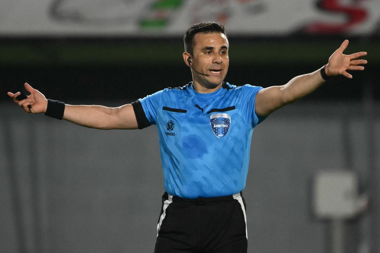 Piero Maza vestido de camisa azul e short preto e com os braços abertos (foto: Luis Robayo/AFP - 25/9/25)
