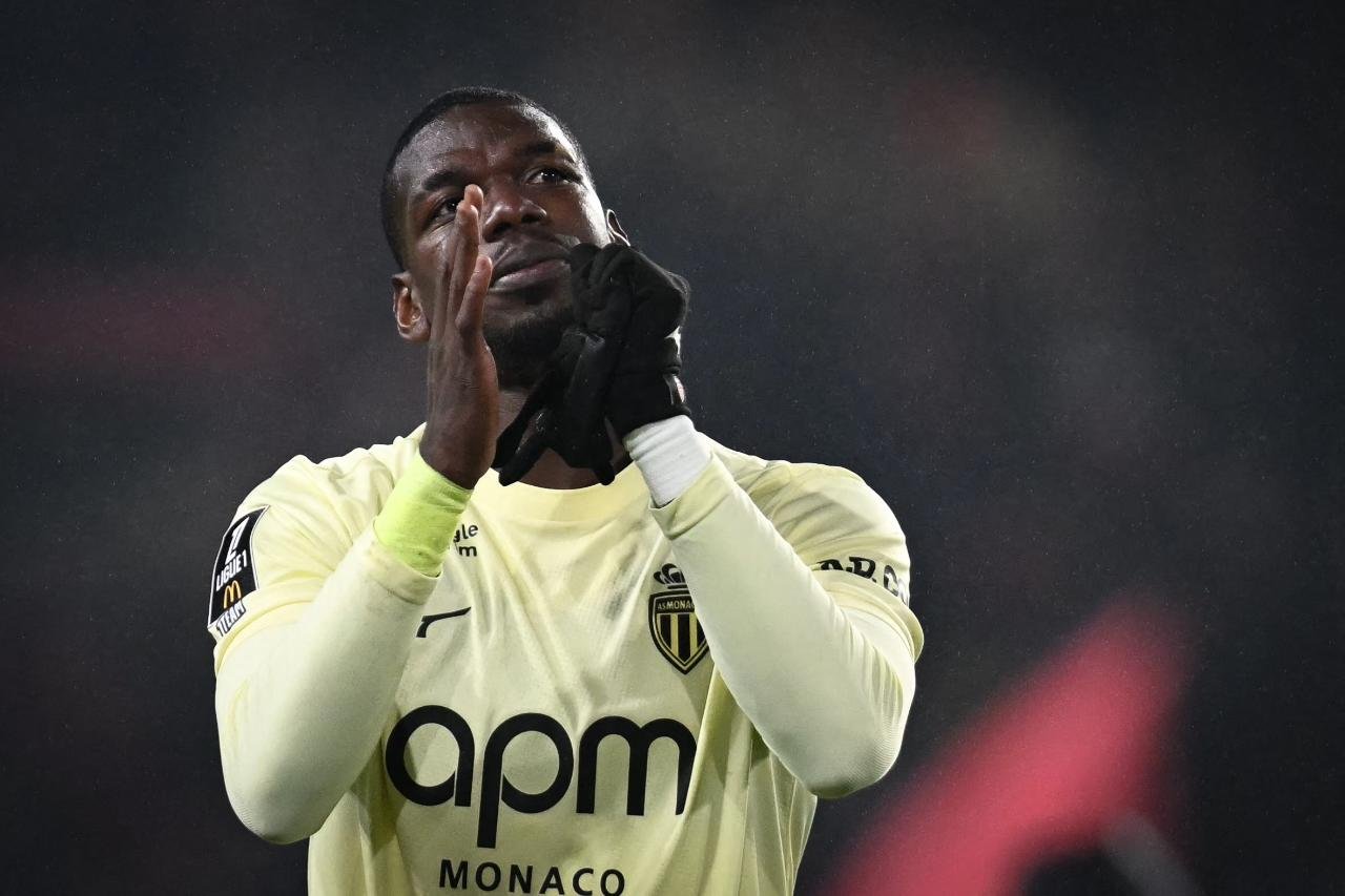 Pogba com as mãos à frente do rosto (foto: Lou Benoist/AFP)