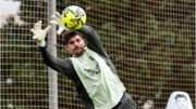 Goleiro do Real Madrid fazendo uma defesa em treino (foto: Divulgação/Real Madrid)