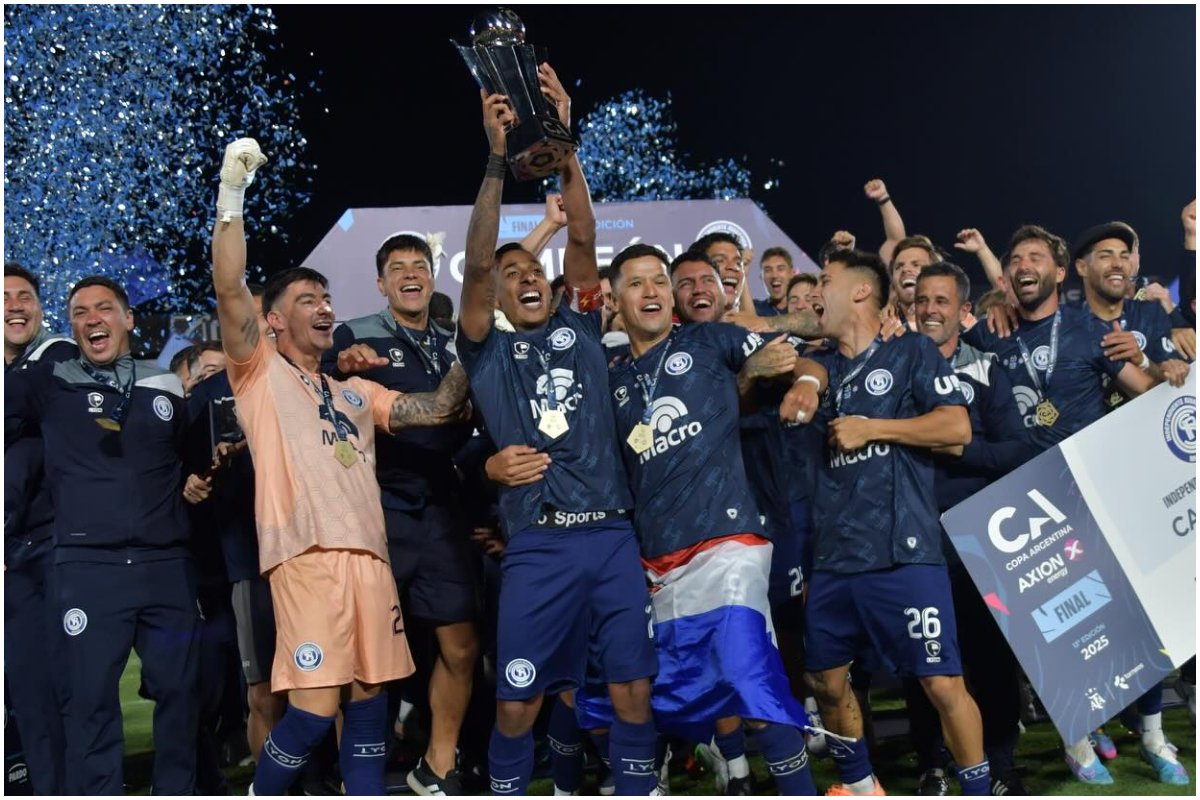 Elenco do Independiente Rivadavia levantando o trofeu (foto: Divulgação/Independiete Rivadavia)