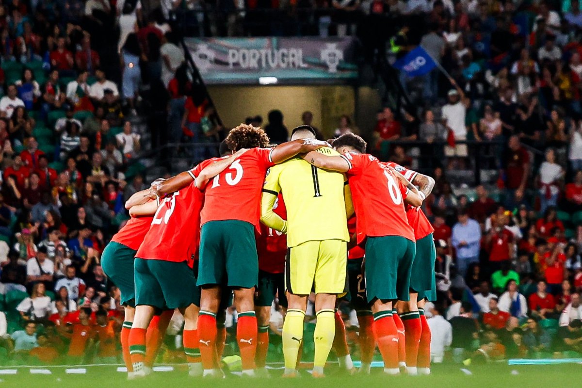 Equipe da Seleção de Portugal se reunindo em grupo no campo (foto: Divulgação/Seleção Portuguesa)