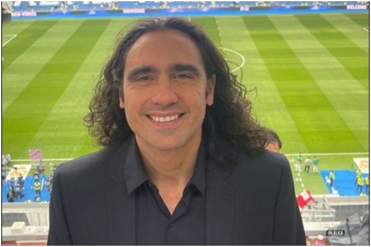 Sorín posando para foto na frente de um campo de futebol (foto: Redes Sociais/Reprodução)