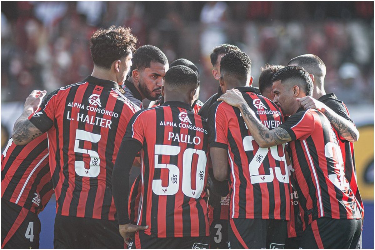 Jogadores do Vitória se reunindo em grupo no campo (foto: Victor Ferreira/Vitória)