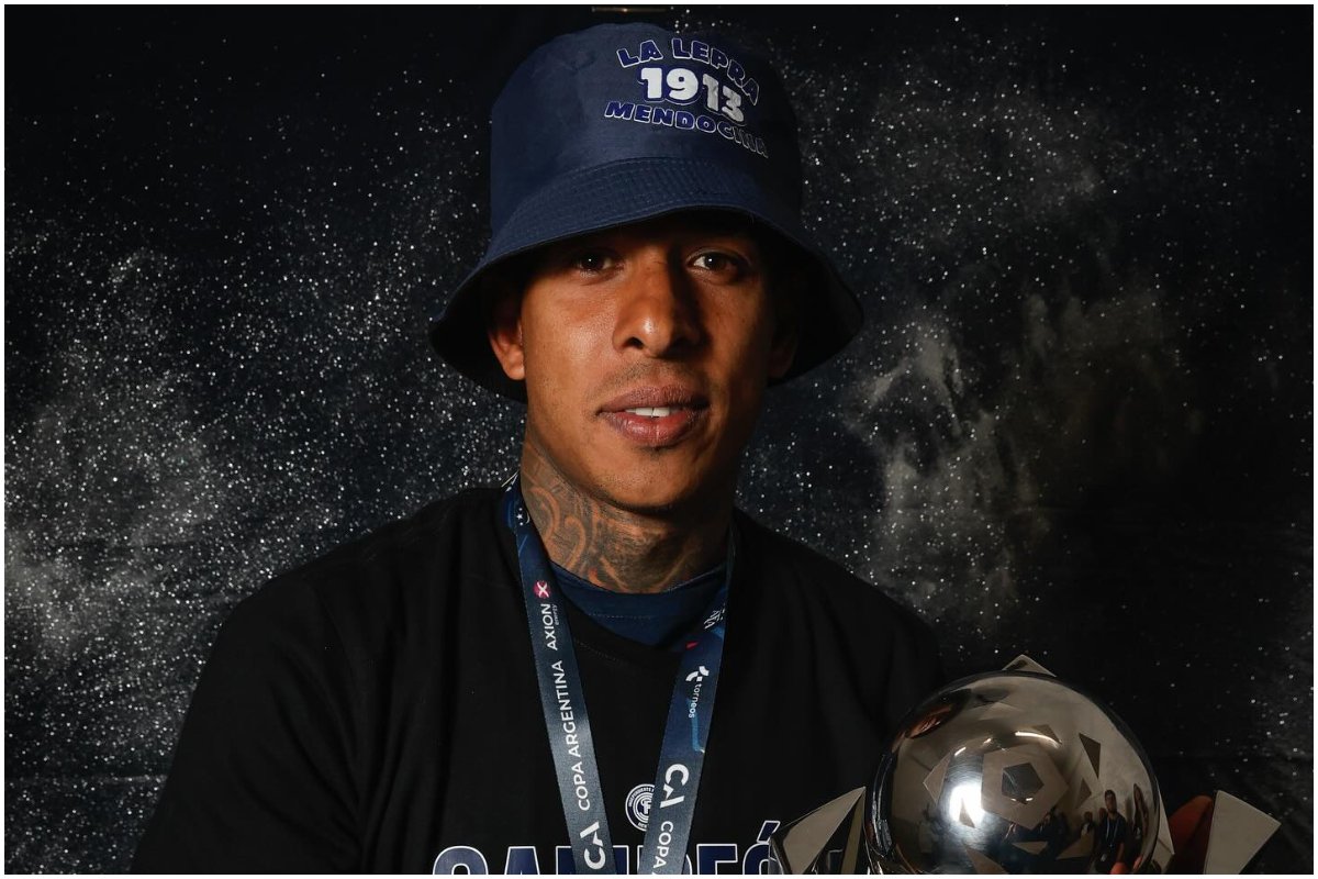Sebastian Villa posando para foto com chapéu comemorativo ao título da Copa Argentina (foto: Divulgação/Independiente Rivadavia)