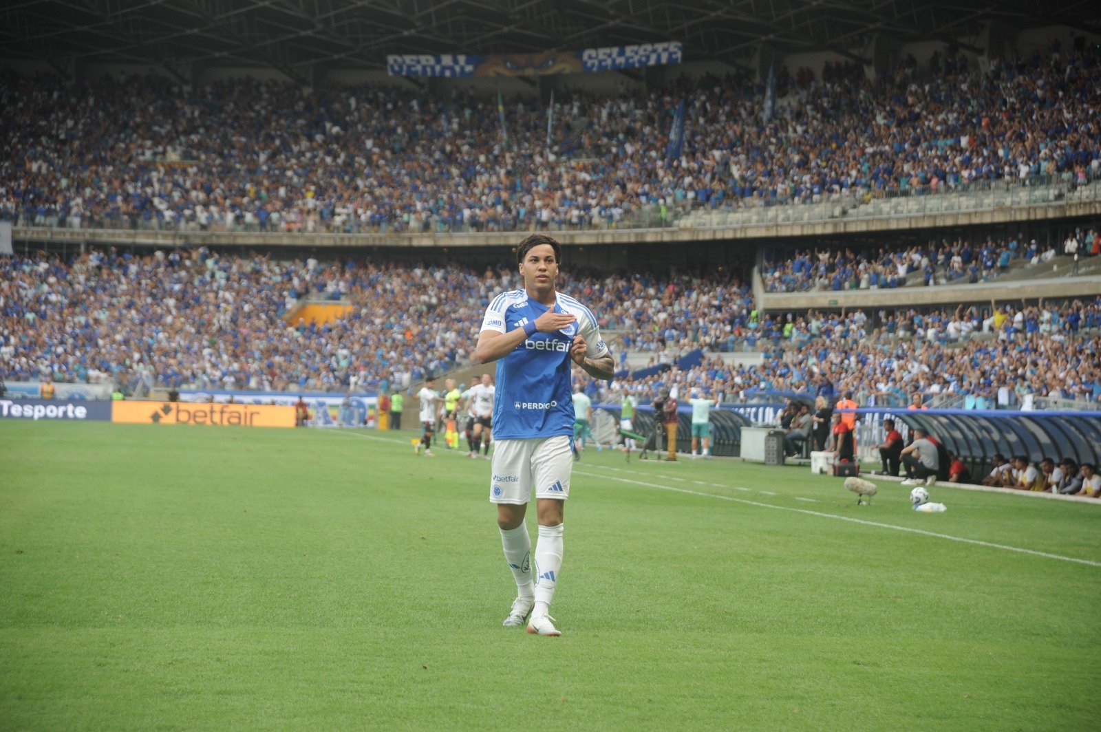 Cruzeiro bate Vitória com gols de Kaio Jorge e pressiona Palmeiras e Fla no Brasileiro