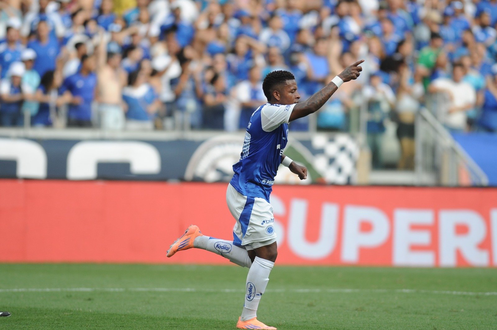 Arroyo comemora gol do Cruzeiro (foto: Alexandre Guzanshe/EM/D.A Press)