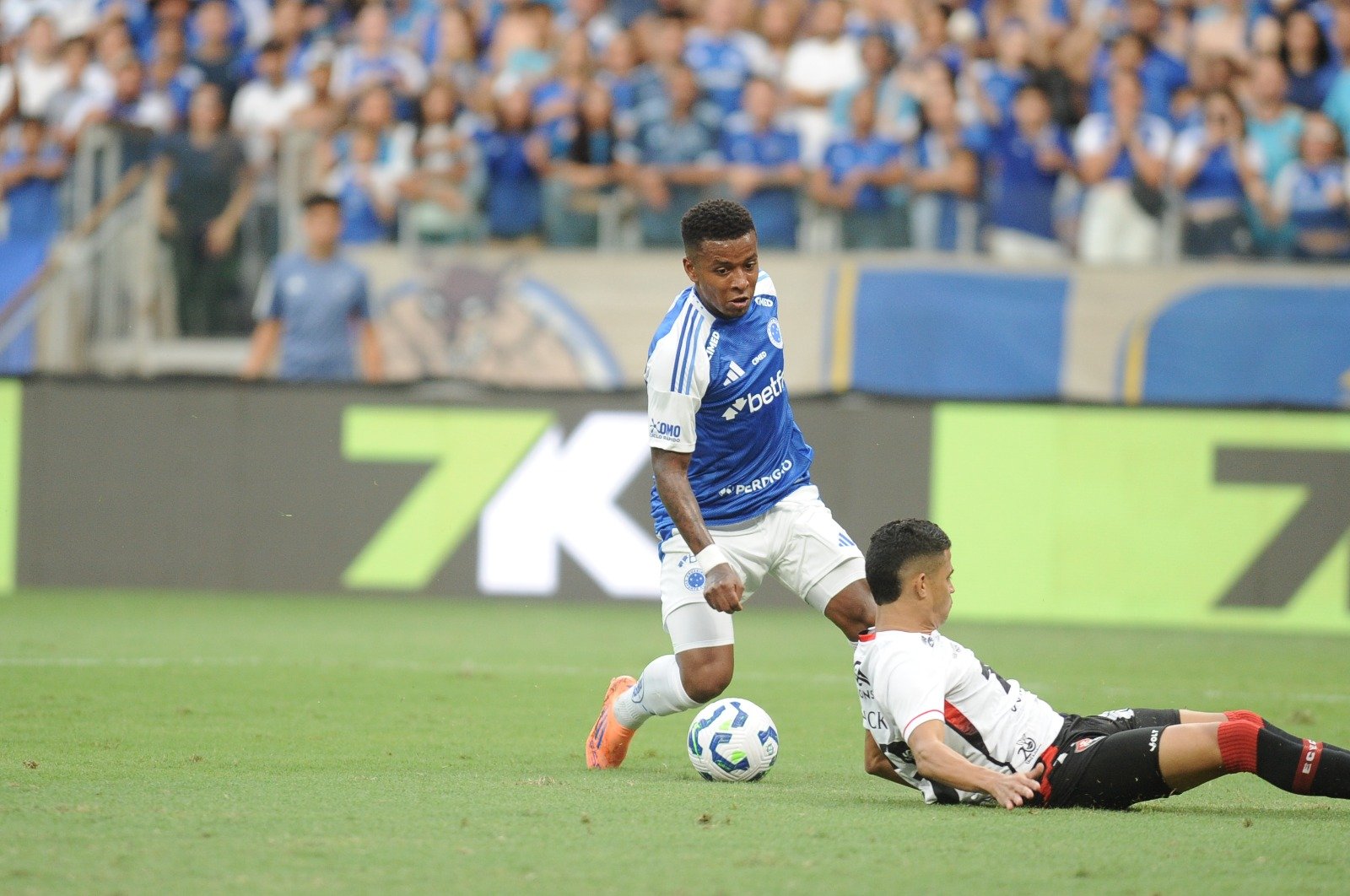 Arroyo cita influência de estrelas do futebol após primeiro gol pelo Cruzeiro
