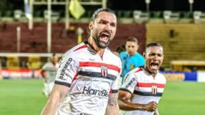 Léo Gamalho marcou na vitória do Botafogo-SP sobre o Volta Redonda - Crédito: 