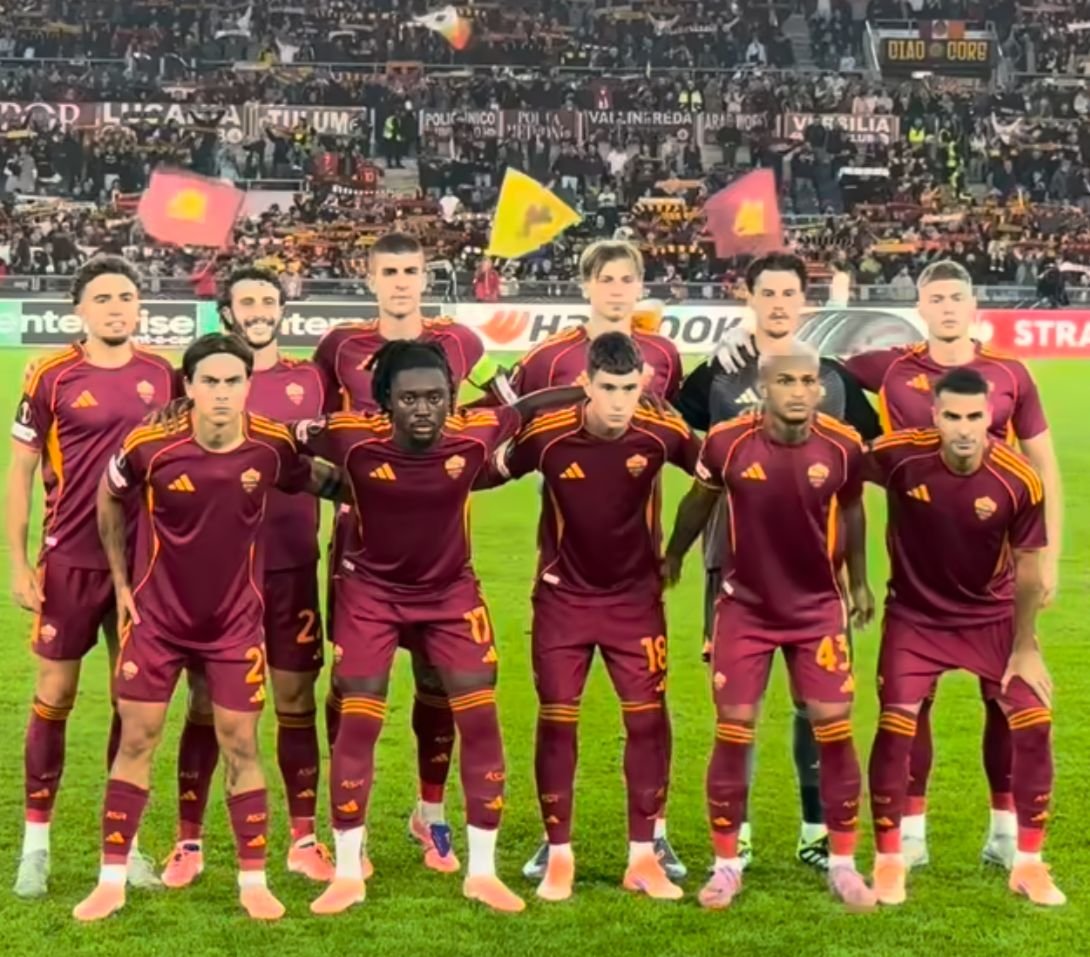 Equipe da Roma posa para foto (foto: Divulgação/Roma)