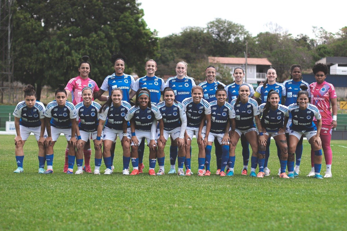 Jogadoras do Cruzeiro posam para foto (foto: Gustavo Martins/ Cruzeiro)